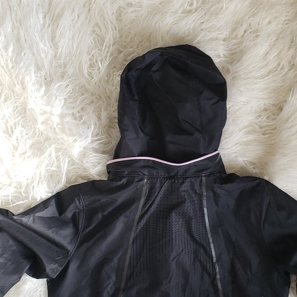 Under Armour Women's black windbreaker - Size Medium - LIKE NEW - Picture 3 of 8